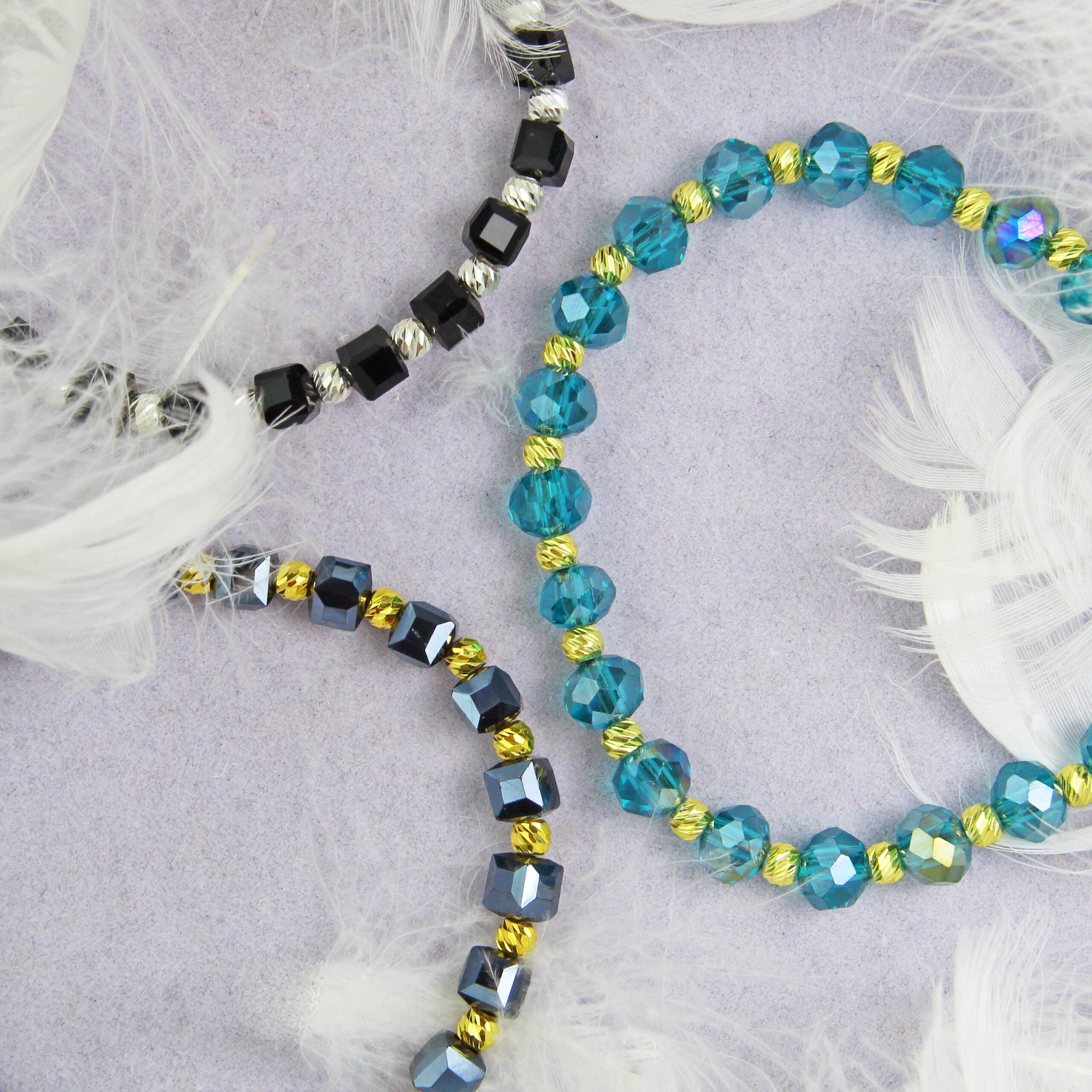 Bransoletka z koralikami - morska i złote kulki