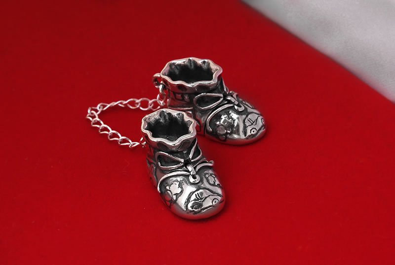 Pamiątkowe buciki dziecięce srebrne