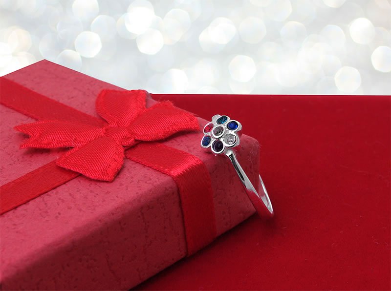 Pierścionek z kolorowymi cyrkoniami