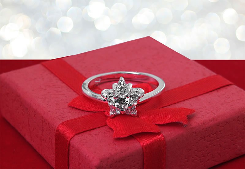 Pierścionek kwiat z białymi cyrkoniami