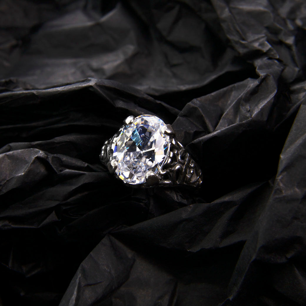 Pierścionek bogato zdobiony z owalną cyrkonią