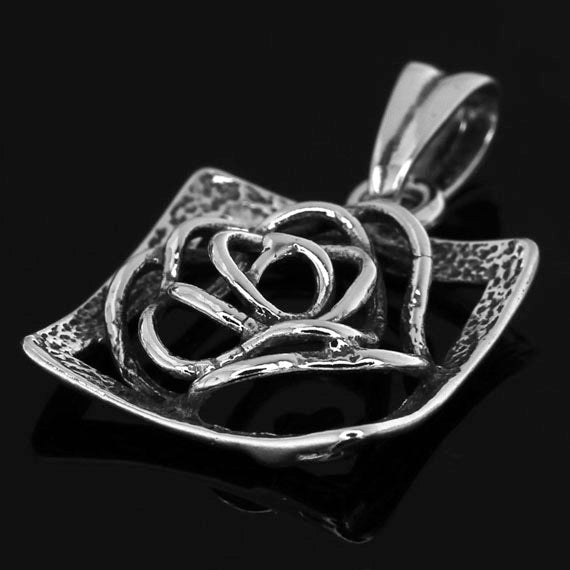 Wisiorek róża w ramce