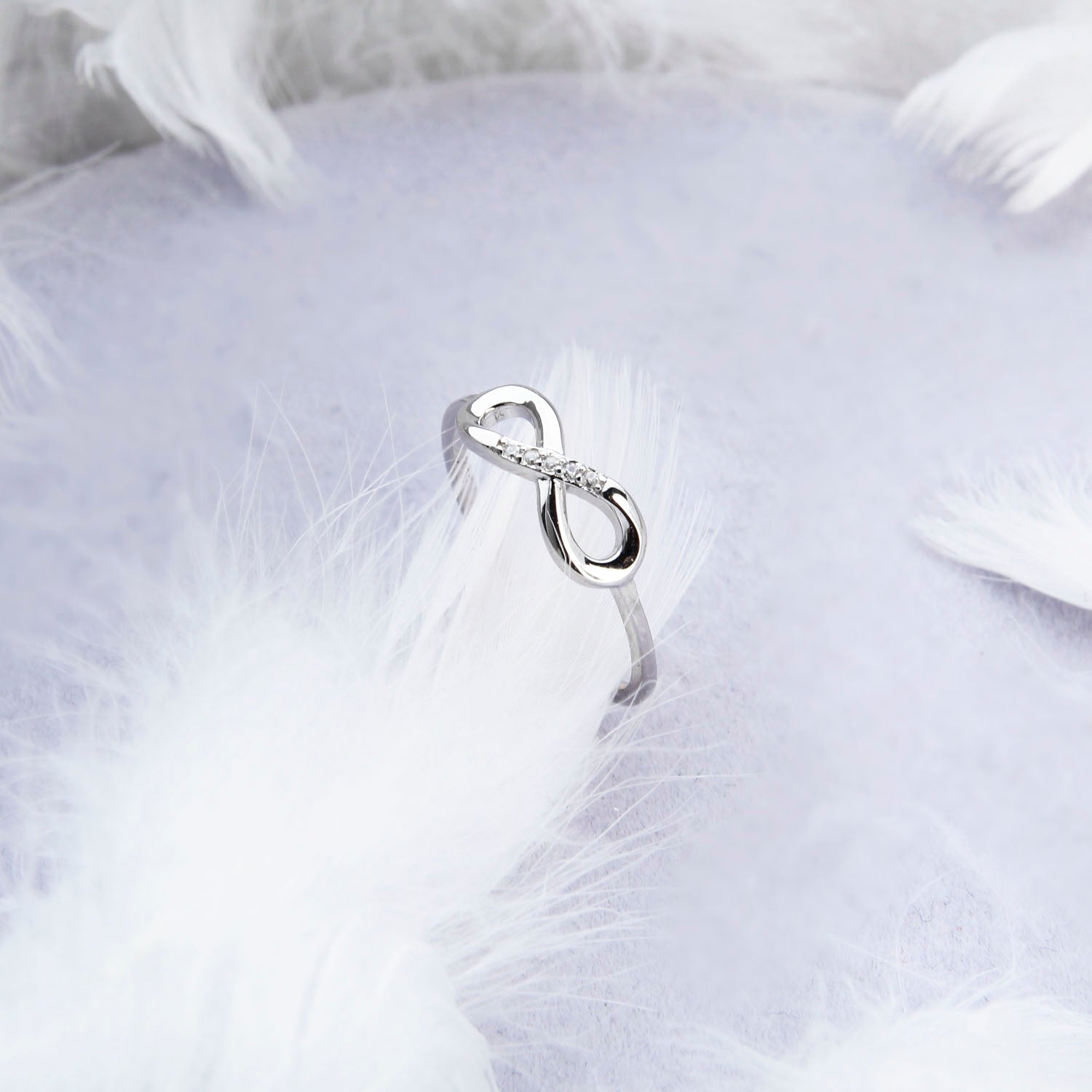 Pierścionek ze znakiem nieskończoności