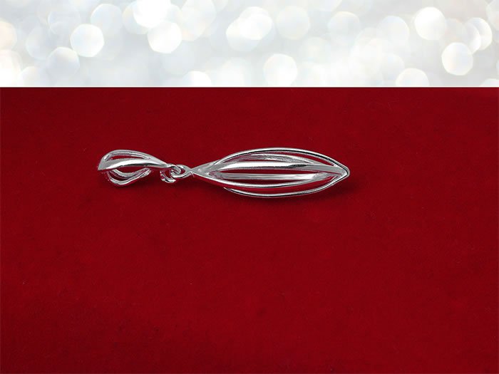 Wisiorek ażurowy w paski