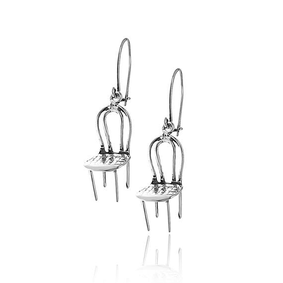 Nietuzinkowe kolczyki krzesła