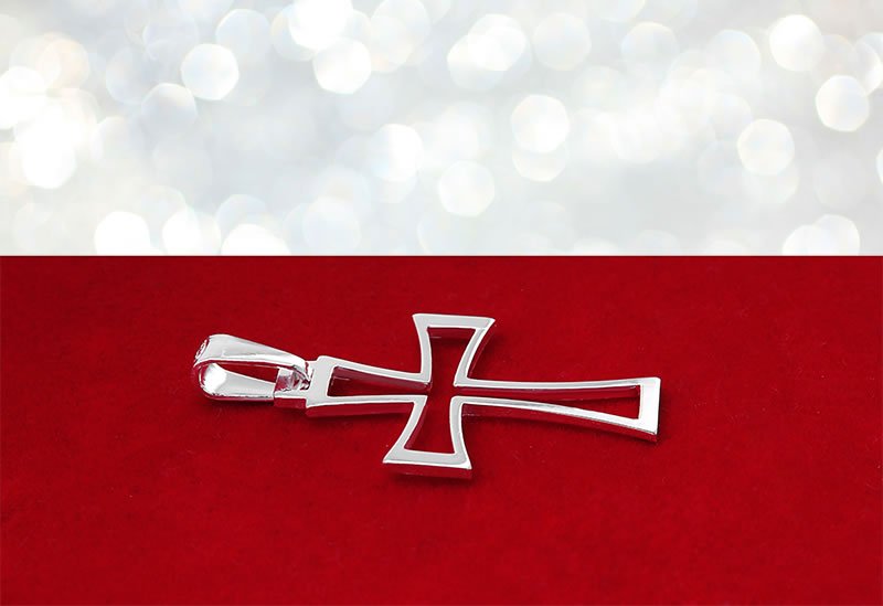 Srebrny krzyżyk ażurowy