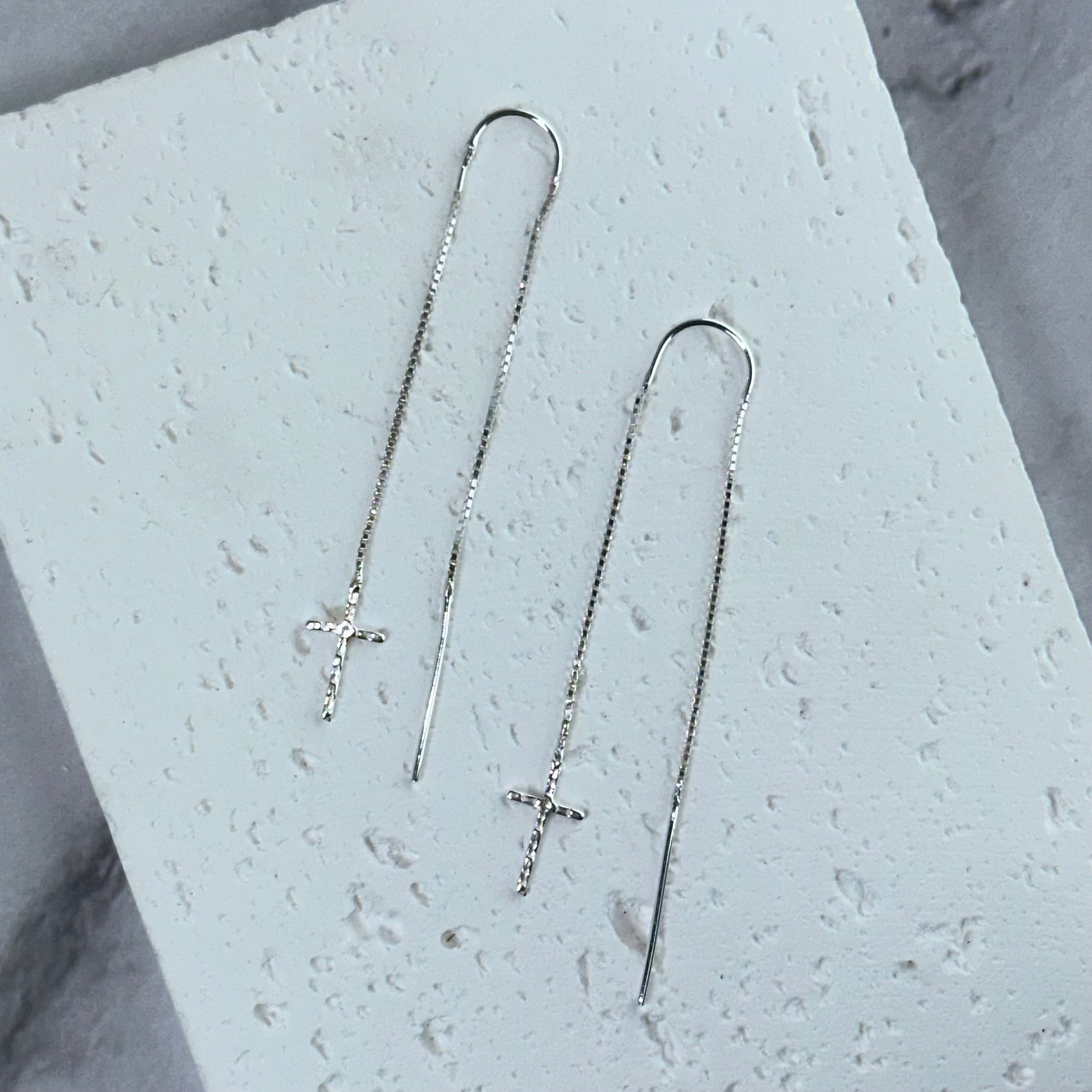 Przekładane kolczyki z krzyżykiem