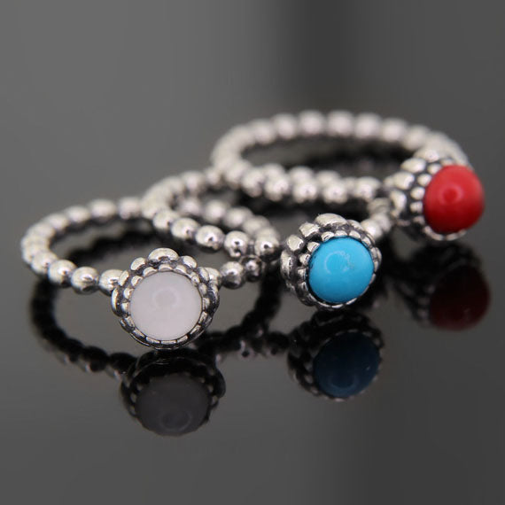 Pierścionek kulkowy z koralem