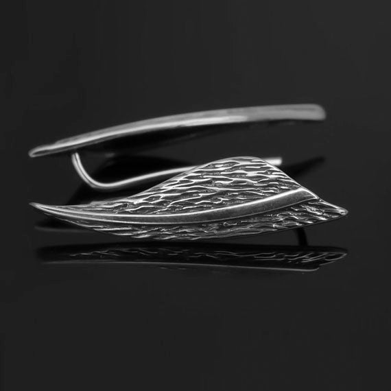 Długie nausznice na dół ucha