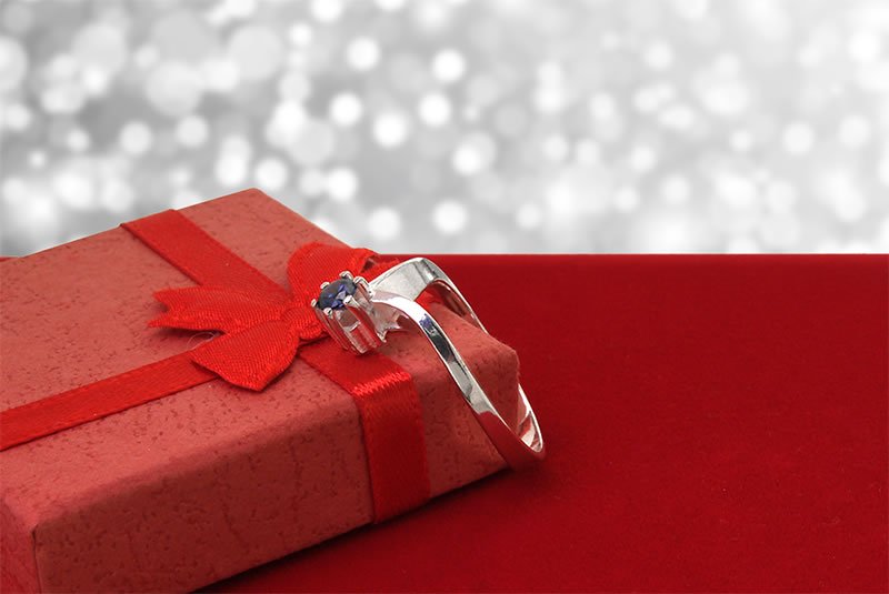 Pierścionek łezka z szafirowym kamieniem