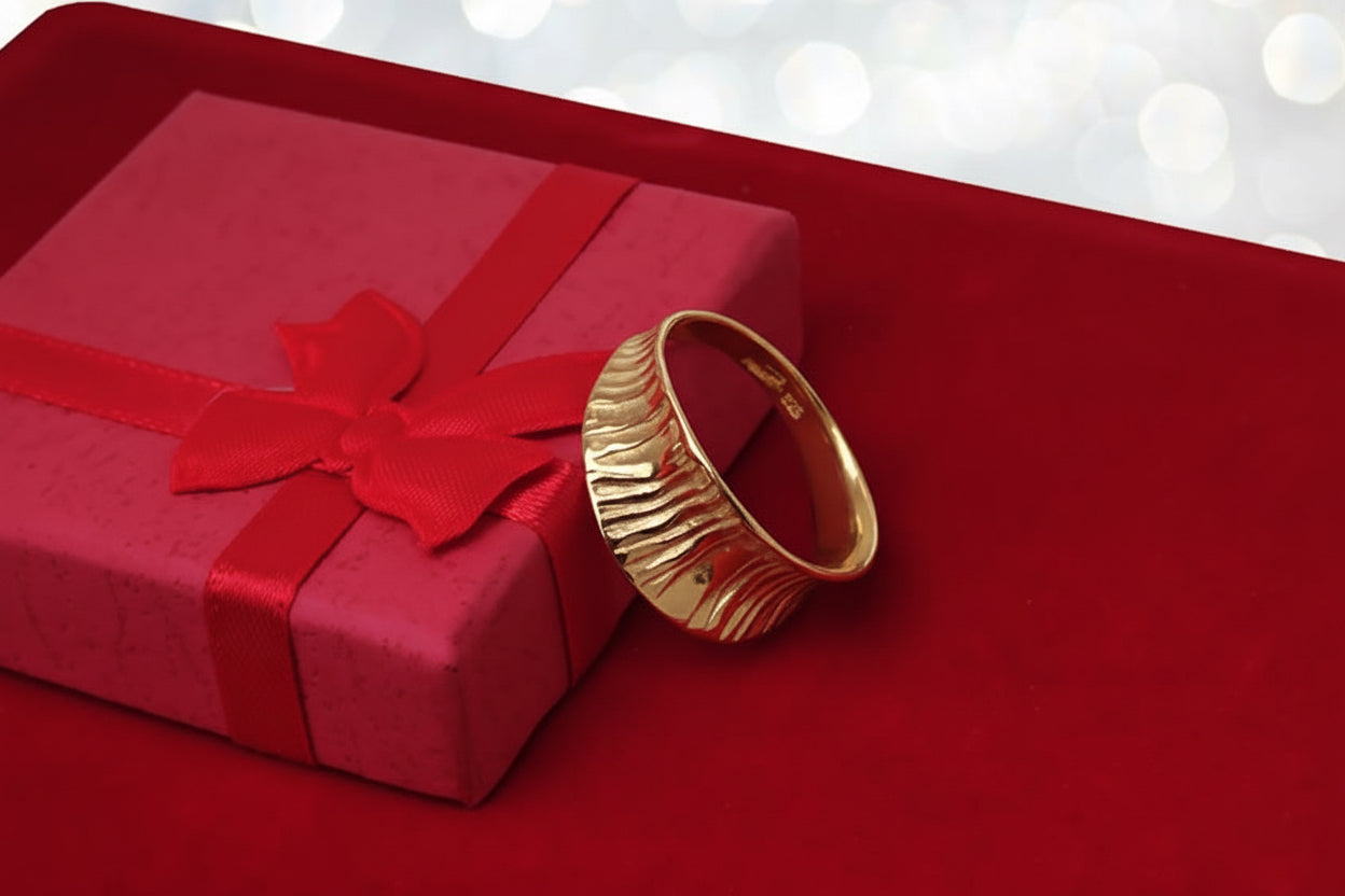 Pierścionek wklęsły zdobiony