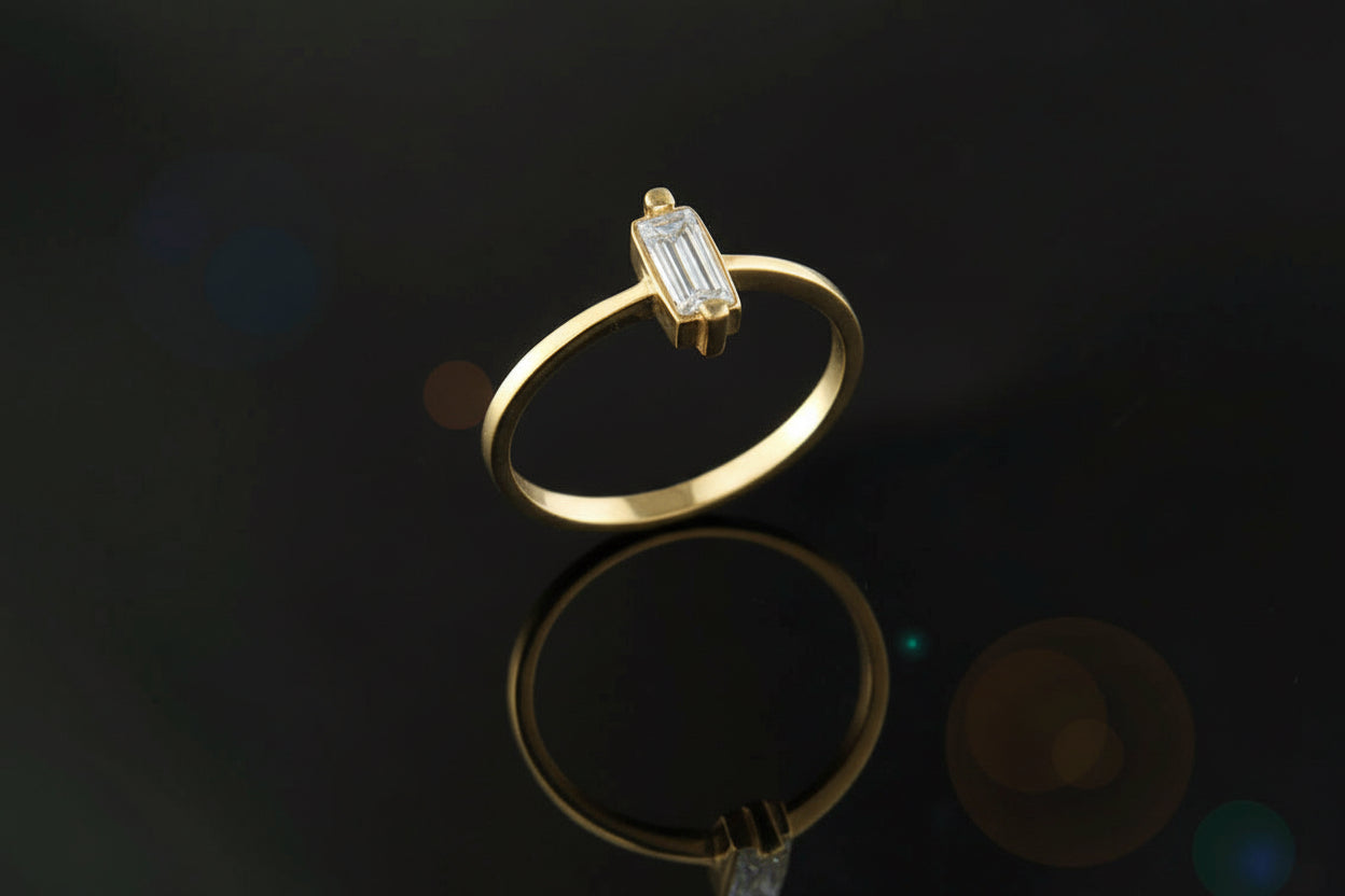 Pierścionek z prostokątną cyrkonią