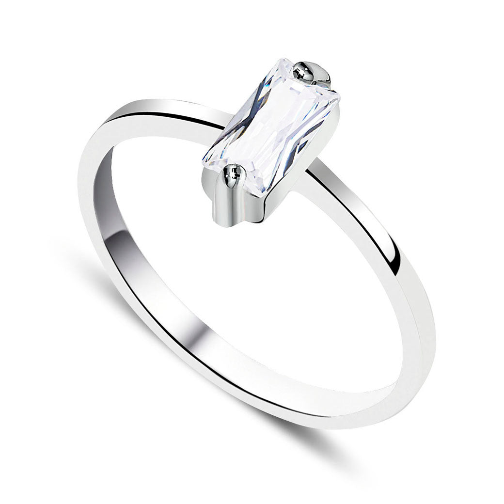 Pierścionek z prostokątną cyrkonią