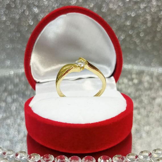 Złoty pierścionek skręcony z cyrkonią