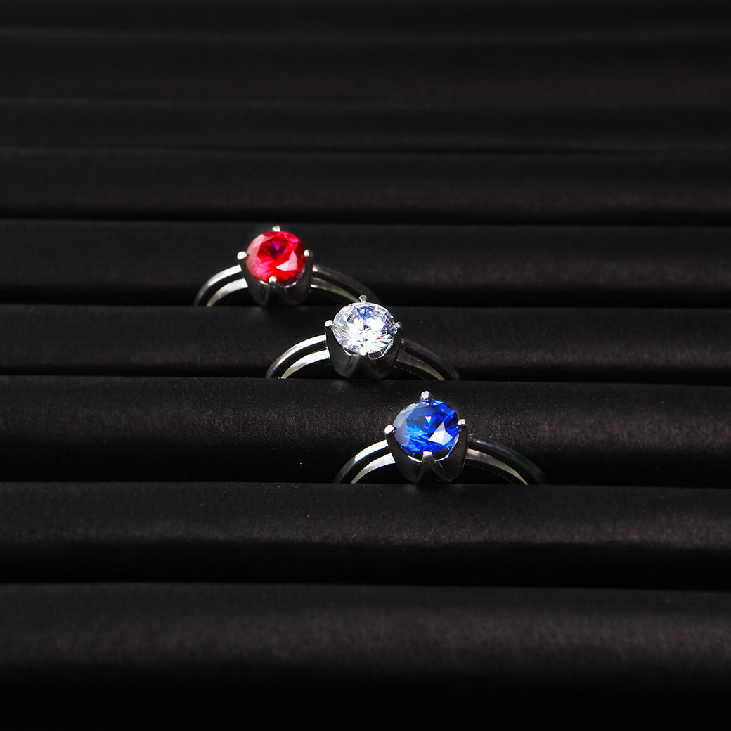 Pierścionek z wysoką koroną szafirowa cyrkonia