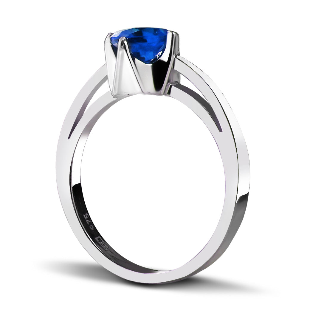 Pierścionek z wysoką koroną szafirowa cyrkonia