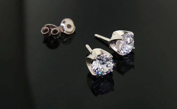 Klasyczne kolczyki z białą cyrkonią 6mm