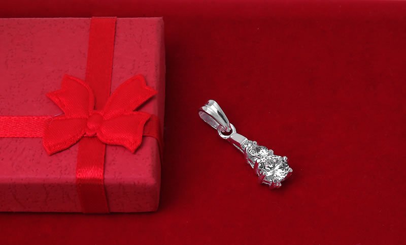 Wisiorek z trzema cyrkoniami