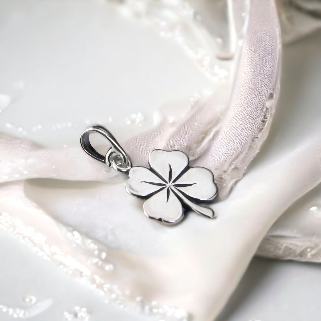 Wisiorek koniczynka z grawerem