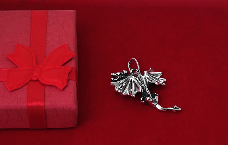 Wisiorek smok z rozłożonymi skrzydłami