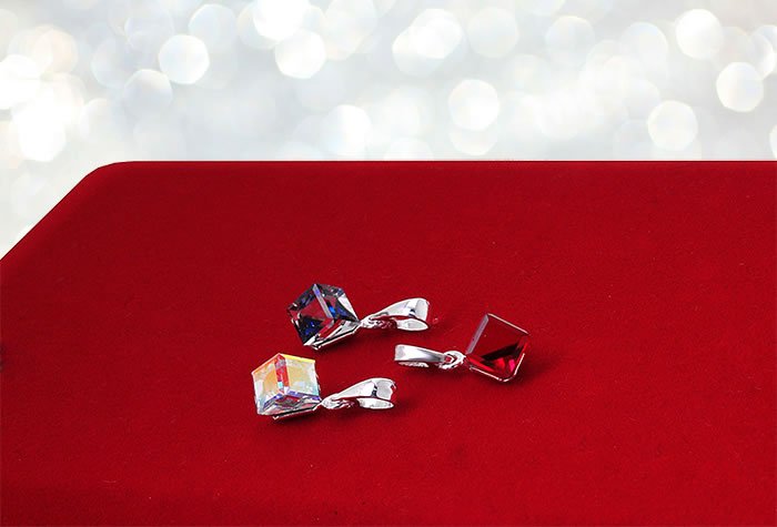 Wisiorek kostka Swarovskiego 6mm niebieski